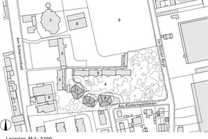  Lageplan, M 1 : 3 000	1	Baumhaus 1 (Jahrgang 3 und 4)	2	Baumhaus 2 (Verwaltung und Vorklassen)	3	Baumhaus 3 (Jahrgang 1 und 2)	4	Schulhof	5	Carlo-Mirendorff-Schule	6	Hotel	7	Kindergarten	8	Sporthalle	9	Fußballplatz 