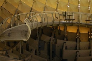  Auf dem Dach laufend die Dachlandschaften ringsum entdecken 