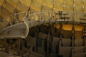  Auf dem Dach laufend die Dachlandschaften ringsum entdecken 