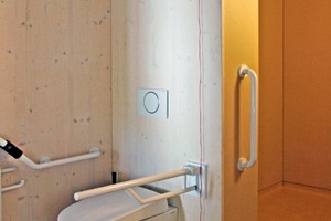  Nach DIN 18040-2 ist der gesamte Einbau geplant, dennoch hat die Architektin die Maße individuell an den Bauherr angepasst. So ist z. B. die Höhe des Toilettensitzes verändert, der Abstand der Stützklappgriffe ebenfalls. Hinter der Installationswand befindet sich die barrierefreie Dusche 