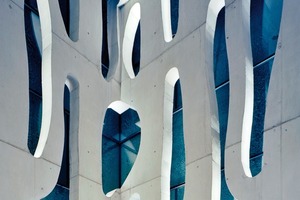  Eine alte Verfahrenstechnik zur Glasherstellung wurde bei der, den Betonkörper umhüllenden, Fassade angewendet. Während des Herstellungsprozesses werden aus der Glasoberfläche Glassplitter ausge-löst, um eine aufgebrochene Oberflächenstruktur zu erhalten, die das Licht vielfältig bricht. Die im Glas entstandenen Muster erinnern stark an Eiskristalle 