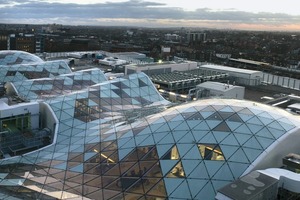  Eine frei geformte Gitterschale hält das Glasdach des Shoppingcenters Westfield in London 