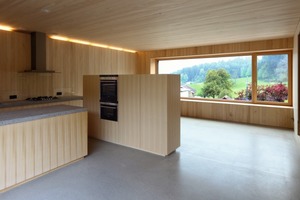  Wohnen, essen, kochen , alles findet in einem großen Raum statt. Da-durch, dass das Haus aufgeständert ist, haben die Bewohner den Blick in die Natur und nicht direkt auf die Straße. Der Einblick von der Straße aus in die Wohnung ist ebenfalls nicht möglich 