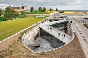  Links das Schloss, rechts die Kulturwerft, dazwischen das Dock mit Einbauten 