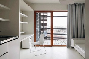  Im Studentenappartement hat alles seinen Platz. Arbeitsplatz, kleine Küchenzeile, Kleiderschrank und auch das Bett sind Einbauten. Alles ist in weiß gehalten. Schön ist die Loggia oder der Balkon als Raumerweiterung im Sommer 