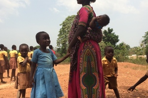  Ein Baby in Westafrika wird traditionell mit einem Tuch auf dem Rücken getragen 