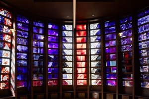  Der Raum der Stille liegt im Bibliothekshof nördlich des Bestandsgebäudes. Dort wurden die Fenster der alten Kapelle integriert,was ein wunderschönes Licht gibt und eine meditative Atmosphäre im Innenraum schafft 