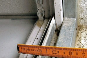  Bild 3: Blendrahmen des Fensters und Metallrahmen des Hochwasserschutzsystems 