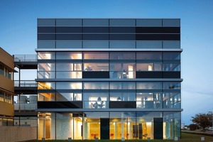  Die Fassade des Nestle PTC vereint Transparenz, Wärmeschutz und Akustik 