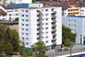  Der Altbau besteht aus ausbetonierten Hohlsteinen. Seine alten Balkone wurden abgenommen und das Hochhaus erhielt einen Mantel aus hochgedämmten Betonfertigteilen 