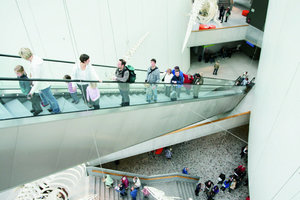  Über eine 30 m lange, frei spannende Rolltreppe gelangen die Besucher nach oben quer durch dasFoyer, vorbei an echten Walskeletten 