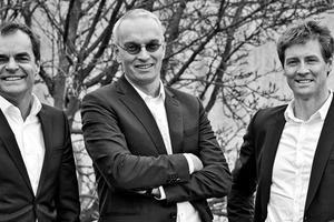  Sacker Architekten GmbH, Sacker Generalplaner GmbHv.l.: Detlef Sacker, Jens Pasche, Christopher Höfler Seit der Gründung 1992 legt das Büro Sacker Architekten großen Wert auf eine ästhetische Gestaltung, eine optimale Funktionalität und eine frühe Integration aller Aspekte der Nachhaltigkeit. Das Büro wird von Detlef Sacker, Jens Pasche und Christopher Höfler geleitet. Weitere Schwerpunkte sind neben dem Schwimmbadbau der Wohnungsbau, der Industrie- und Gewerbebau, der Verwaltungsbau, sowie die Entwicklung von Masterplänen im Bereich Städtebau und Industriebau.  