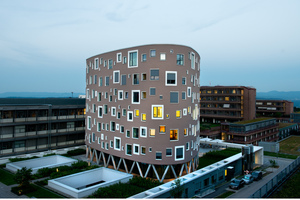  Gesundheitszentrum Tübingen: Der Baukörper aus Landschaftsplatte und 7-geschossigem Turm ordnet das heterogene bauliche Umfeld 