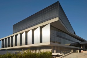  Auf 94 Stützen lagert das neue Akropolis Museum. Der Parthenonsaal liegt im 1. Obergeschoss mit der Ausrichtung genau parallel zum Original auf der Akropolis 