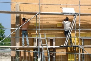  An einer 2-geschossigen Musterwand wurden die Art der Ausführung bis zu den Details der Fensteranschlüsse direkt auf der Baustelle abgestimmt 