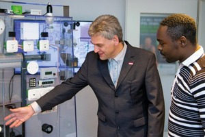  Fabrice Tchopfambie Nkameni (rechts) studiert Informations-Systemtechnik und tauscht sich mit Projektleiter Harald Schrom regelmäßig aus 