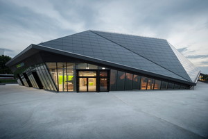  Umwelt Arena, Spreitenbach: Das große, scharfkantig gefaltete Dach ist mit Photovoltaik überzogen. 