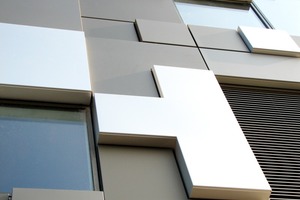  Für die Fassade kamen 8 250 verschiedene kubische Aluminiumkassetten, eloxiert in natur, bronce 32 und bronce 33, zum Einsatz 