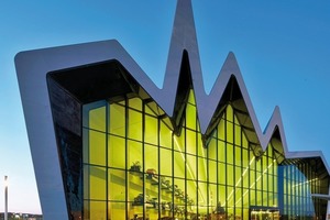  Für die Gebäudehülle wurde 0,8 mm starkes Titanzink von Rheinzink in der Oberflächenqualität vorbewittertpro blaugrau verwendet. Auf dem Dach wurde es in Doppelstehfalz- und an der Fassade in Winkelstehfalztechnik verlegt 