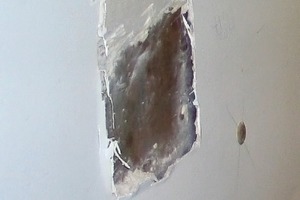  Schadensstelle (ca. 1m²): Der hohle Wandgips ist verdübelt mit einer Sondieröffnung 
