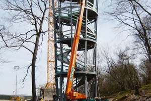  Ausgehend von einem sechs Meter breiten Sockel wölbt sich der Turm konisch auf bis zu seiner neun Meter breiten Aussichtsplattform. Die Turmkonstruktion wurde zum großen Teil vorgefertigt 