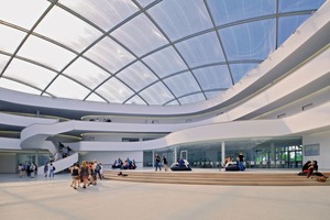  Raumgeometrien, Podeste und offene Galerien bestimmen das Gebäudeinnere. Die Halle wird von einem ETFE-Dach überspannt, dessen dreilagige Kissen permanent mit vorgetrockneter Luft befüllt werden 