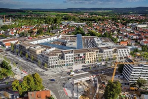  Das Stadtquartier ist etwa 1 ha groß, seine deckenverglaste Geschäftsgalerie liegt in der Achse des mittelalterlichen Marktplatzes 