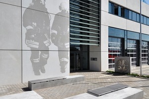  Mitte:Horizontale Fassadengliederung bis in die Leibung des Eingangsbereichs (Feuerwache Langenfeld) 