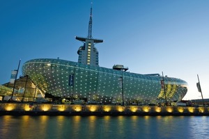  Das 125 m lange und fast 30 m hohe Klimahaus ® in Bremerhaven ist hinsichtlich der Architektur und der internen Klimabedingungen ein außergewöhnliches Ausstellungsgebäude. Die einzelnen Ausstellungsbereiche sind als Haus-im-Haus Volumina angeordnet 
