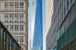  Blick aus der Fulton Street auf das 1WTC; von links ragt das Dach des WTC Transportation Hub (Arch.: Calatrava) in den Straßenraum 