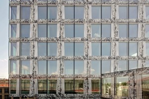  Bei der Gestaltung der Fassade strebten die Architekten maximale „Glattheit“ an. Sie wollten eine Zerteilung der Fläche durch Winkel, horizontale Bänder oder vertikale Lisenen um jeden Preis vermeiden 