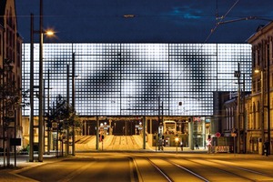  Bei Dämmerung bzw. Dunkelheit startet die LED-Installation hinter den Kissen mit „Swarm Study/IX“ von Random International. Bewegungen im und am Bahnhof werden in wandernde Hell-/Dunkelbewegungen übersetzt 