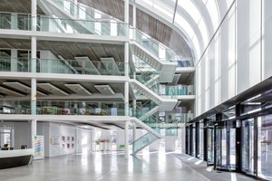  Die schrägen Dachglasflächen bringen das Tageslicht bis tief in das Gebäude. Der innenliegende Sonnenschutz wird über Sensoren automatisch gesteuert 