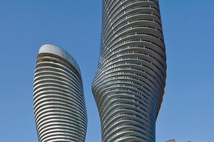  Die „Absolute World Towers“, die 161 m bzw. 179 m hohen Wohnhäuser sind der letzte Baustein eines Komplexes, der aus fünf Hochhäusern mit 1 850 Wohnungen, Läden und einem 3-geschossigen Wellnessbereich besteht 