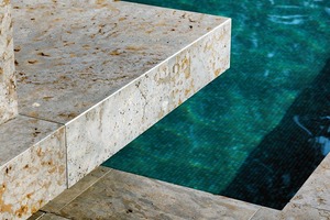  Der Naturstein aus Muschelkalk ist lang-lebig und widerstandsfähig. Im Laufe der Zeit setzt der Kohlplatter Muschel­kalk eine natür­liche Patina an 