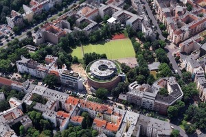  Das Projekt liegt in Berlin-Kreuzberg. Das Herzstück des 8 000 m² großen Grundstücks bildet ein Gasspeicher, der unter Denkmalschutz steht. 1876 wurde er einem Entwurf für eine Rundkirche von Karl Friedrich Schinkel nachempfunden  