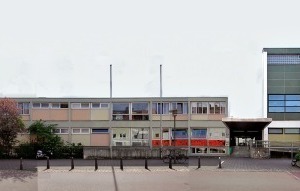  Der Frankenhof entlang der „Südliche Stadtmauerstraße“. Links der Wohnturm in der Achse Holzgartenstraße, rechts das Hallenbad 