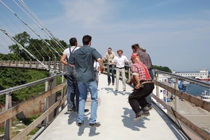  Die Erbauer der Brücke hüpfen als erste: Schwingungstest bestanden 