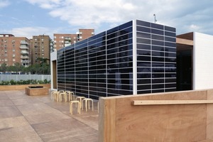  In der Dachebene wirken PV-Module mit monokristallinen Solarzellen und Hybridpaneele mit elektrisch gesteuerten PV-Oberflächen und einem solaren Kollektor darunter. Die Holzkonstruktion ist in Modulboxen organisiert und kann einfach erweitert oder verkleinert werden 