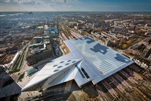  Der Bahnhof verbindet das Zentrum im Süden mit dem Wohnviertel im Norden. Die dunklen Stellen auf dem Dach sind integrierte Photovoltaik-Module. Sie decken auf einer Fläche von 10 000 m² 15 % des Energieverbrauchs des Bahnhofs 