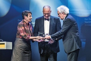  v.l.n.r.: Dr. Barbara Hendricks (Bundesumwelt­minis­terin), Dr. Peter Bergmair (Stadt Augsburg), Prof. Alexander Rudolphi (DGNB Präsident) 