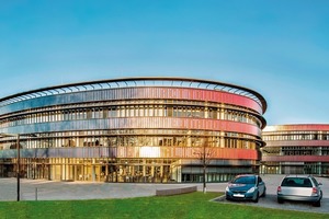  Die gemeinsam mit den Architekten gestalteten Fortluftöffnungen sind kaum sichtbar in die Fassade des neuen Gymnasiums Bochum integriert  