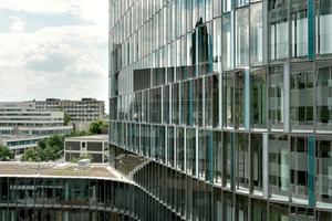  Die Außenfront besteht geometrisch aus ebenen Flächen die zueinander jeweils um 40 cm verspringen 