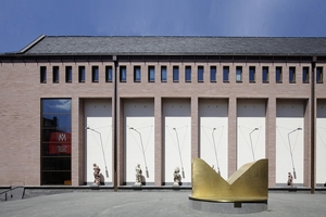  Historisches Museum Frankfurt a. M., Ausstellungsriegel im Norden des neuen Platzes. Die goldfarbene Skulptur kommt aus Architektenhand und sollte eigentlich Tageslicht ins Foyer unter dem Platz lassen ...  