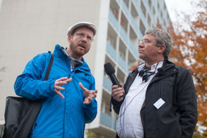  Wie wohnt es sich im Hansaviertel? Thomas M. Krüger (rechts im Bild) befragt Anwohner 