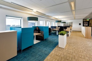  Die in der Filiale der Rabobank in Den Helder durchgeführte Modernisierung sollte nicht nur einen Zuwachs an Flächen für Arbeitsplätze erbringen, sondern zugleich auch ergonomisch und akustisch, sowie flexibel sein. Es wurden 40 zusätzliche Arbeitsplätze geschaffen, ohne die Anmietung neuer Räumlichkeiten 