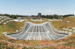  Das Gründach allein hat ein Gewicht von 1 000 t. Der Aufbau des Gründaches war recht schwierig, da es unterschiedlichst geneigte Dachokuli sowie die gekrümmte Stahl-Glasabdeckung der Piazza zu überwinden galt. Das Dach wurde mit vier mehrjährigen Pflanzen und fünf jährlich wiederkehrende Wildblumen bestückt: Erdbeere, Selbstheilung, Sand-Grasnelke, scharfer Mauerpfeffer, Weißspitzchen, Minilupine, Kalifornischer Mohn, Spitzwegerich, königlicher Goldfields 