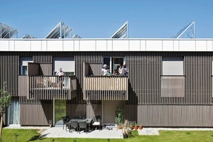  Die Hoffassade wird durch die unterschiedlich dichte Montage von Holzlamellen und Balkone abwechslungsreich strukturiert 