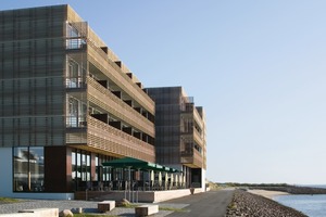  Die Holzlamellen der Fassade bestehen aus Western Red Cedar, da dieses sich eignet im Seewasserbereich. Mit der Zeit verwitterst es zu einem Silbergrau 