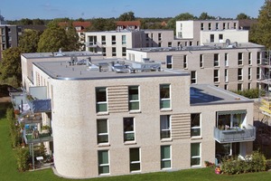  Bauträger und Grundstücks-Gesellschaft TRAVE mbH (Lübeck), entschied sich für eine zweischaligen Wand mit Kerndämmung. Für die Außenwände und alle tragenden Innenwände kam der Hochloch-Wärmedämmziegel „Unipor W09“ als tragendes Mauerwerk zum Einsatz. Mit einem U-Wert von 0,24 W/m²K erreicht der Ziegel bei einer Mauerstärke von 36,5 cm eine so hohe Dämmqualität, dass zum Erreichen des Energiestandards „KfW-Effizienzhaus 55“ die zusätzliche Dämmschicht auf 6 cm Mineralwolle reduziert werden kann 